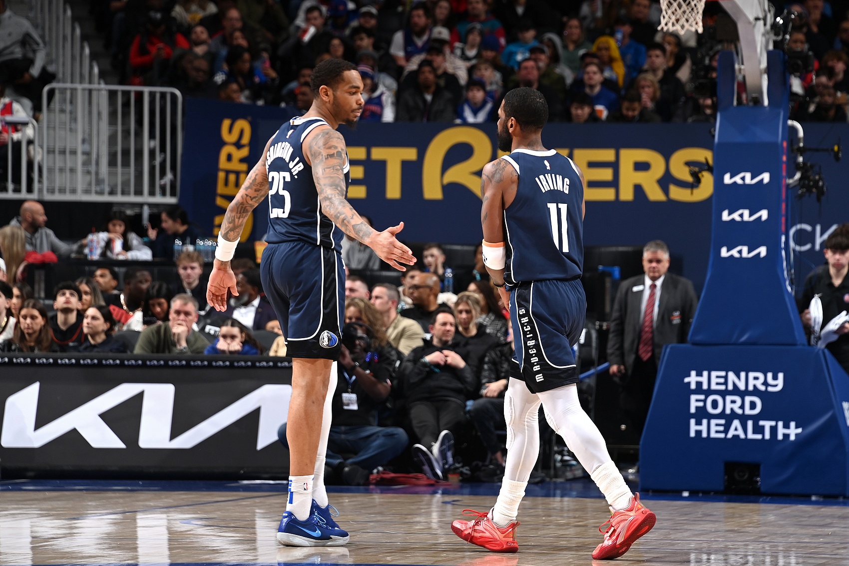 NBA早报：火箭五连败，巴特勒首秀勇士擒公牛，约基奇三节三双