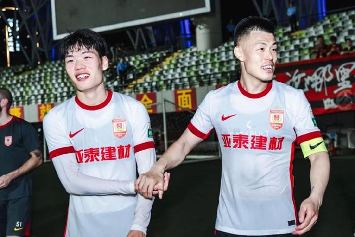 37岁谭龙放话：只要站得住 亚泰旗帜就不会倒
