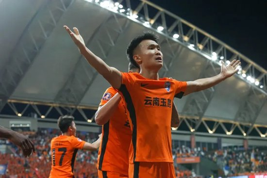徐宏杰3球1助攻领跑香港帮,玉昆边后卫成中超现象级人物 徐宏杰3球1助攻领跑香港帮,玉昆边后卫成中超现象级人物