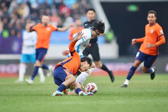 徐彬：从中甲到国足，青岛西海岸后腰的逆袭之路