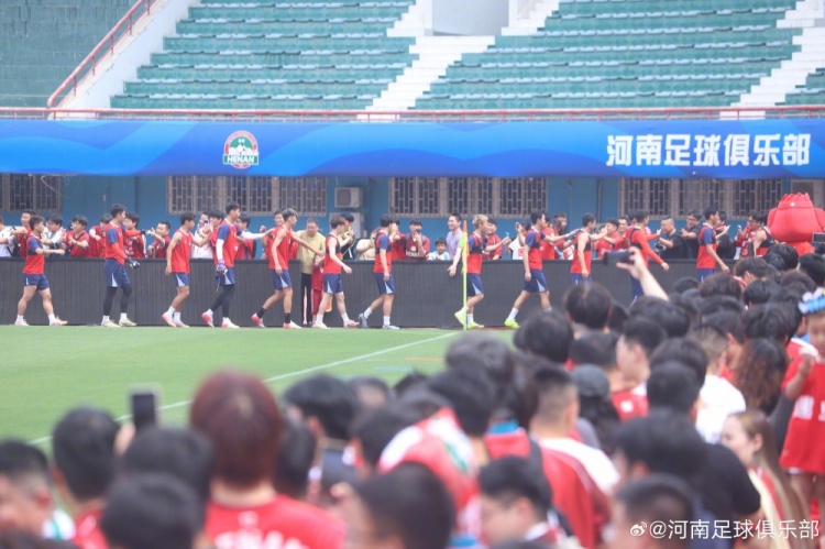 河南队开放日:数百球迷冒暑观训 间歇期备战提速 河南队开放日:数百球迷冒暑观训 间歇期备战提速
