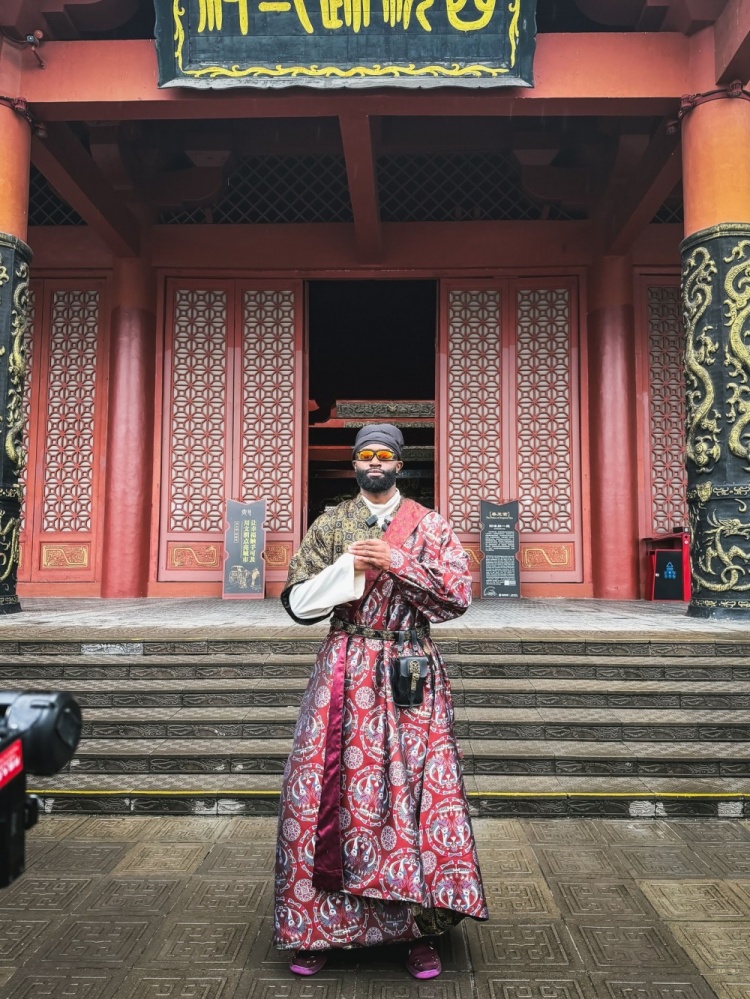 凯尔特人官方晒杰伦·布朗古装照：龙布朗