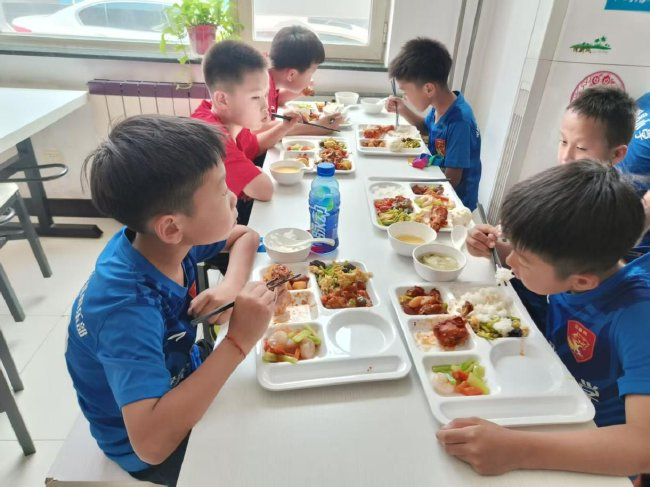 天坛杯青少年足球交流：四队混战无排名，国安梯队体验成亮点