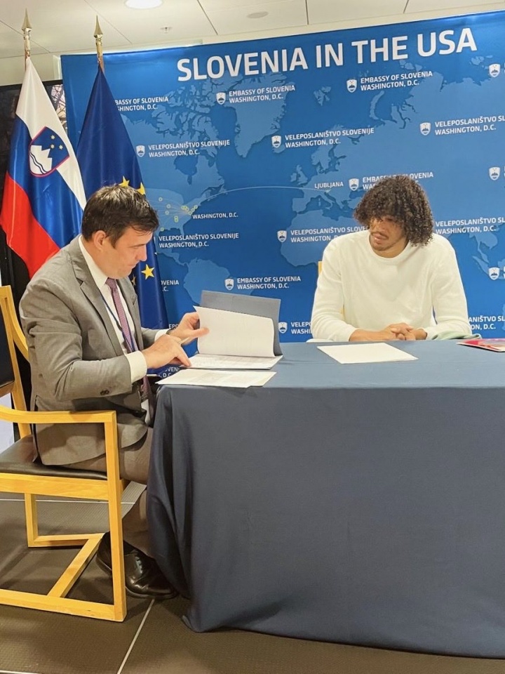 斯洛文尼亚篮协官宣:湖人中锋海斯完成归化入籍 斯洛文尼亚篮协官宣:湖人中锋海斯完成归化入籍