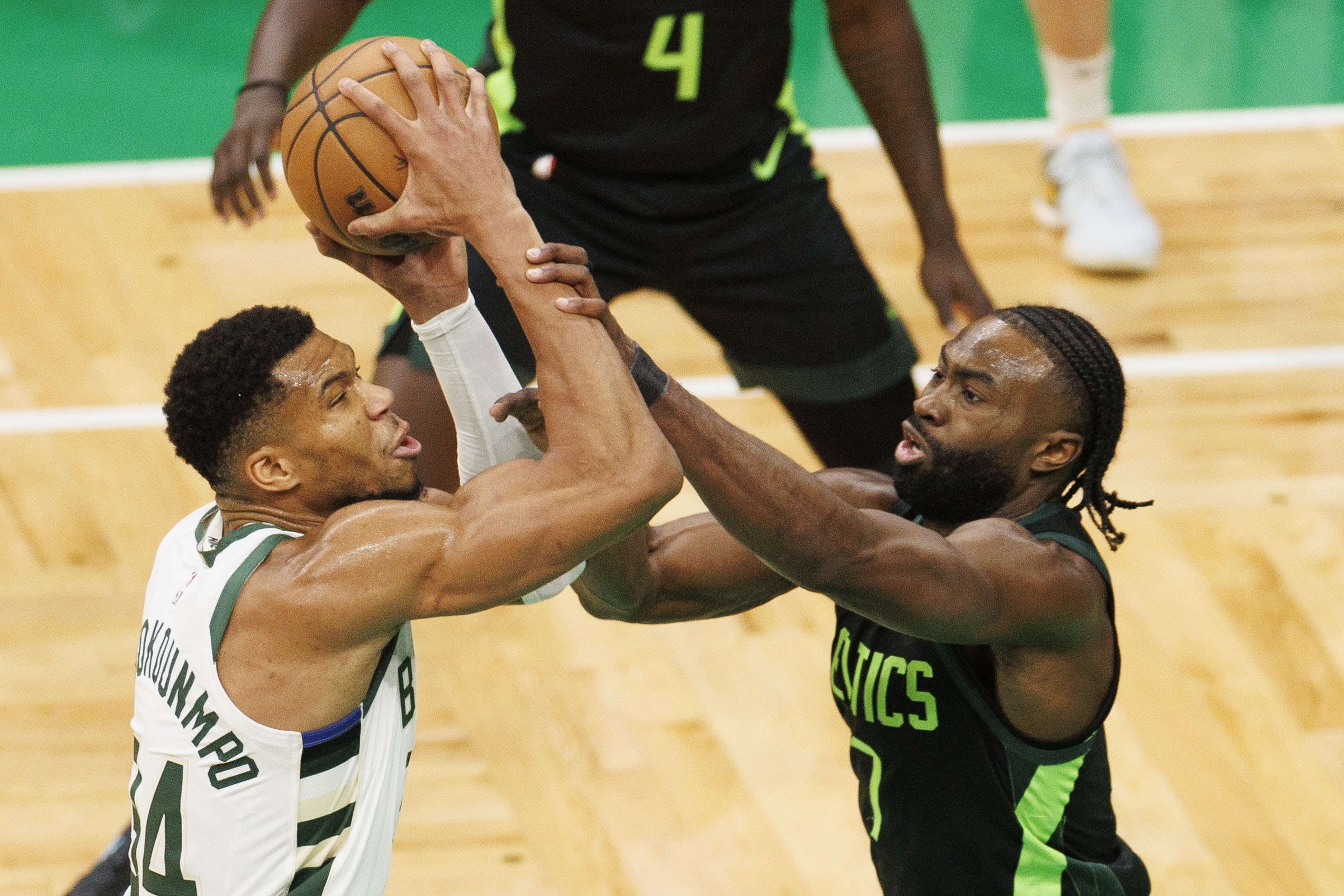 Windhorst:字母哥愿续约绿军但经纪人介入令波士顿不安
