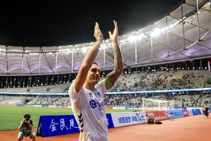 杜加利奇赛后绕场致谢深圳新鹏城球迷
