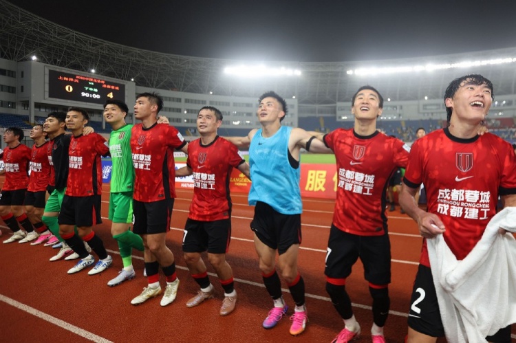 足协杯：成都蓉城全华班4-0横扫上海泽天 韦世豪直言目标走更远