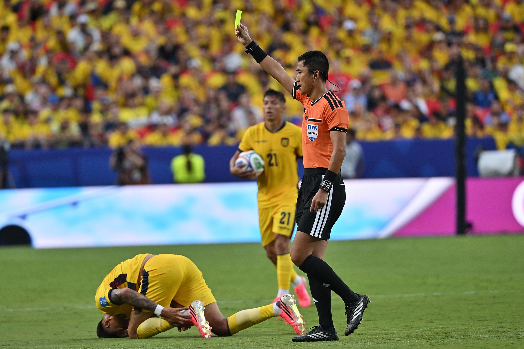 马宁世界杯主裁首秀零失误 6黄控场获FIFA认可