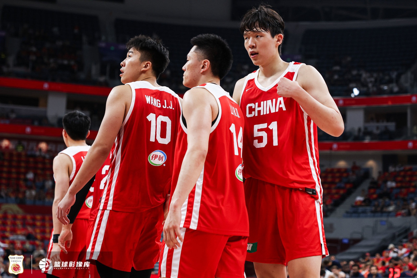 杨瀚森7分8板暴露体系冲突，蓝领定位或成过渡方案