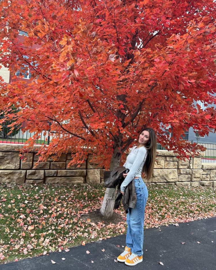 里夫斯4年1.85亿顶薪留湖人 女友晒高尔夫躺平照 里夫斯4年1.85亿顶薪留湖人 女友晒高尔夫躺平照