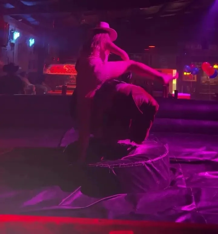 林德洛夫妻子达拉斯夜店骑牛狂欢 丈夫正备战世界杯 林德洛夫妻子达拉斯夜店骑牛狂欢 丈夫正备战世界杯