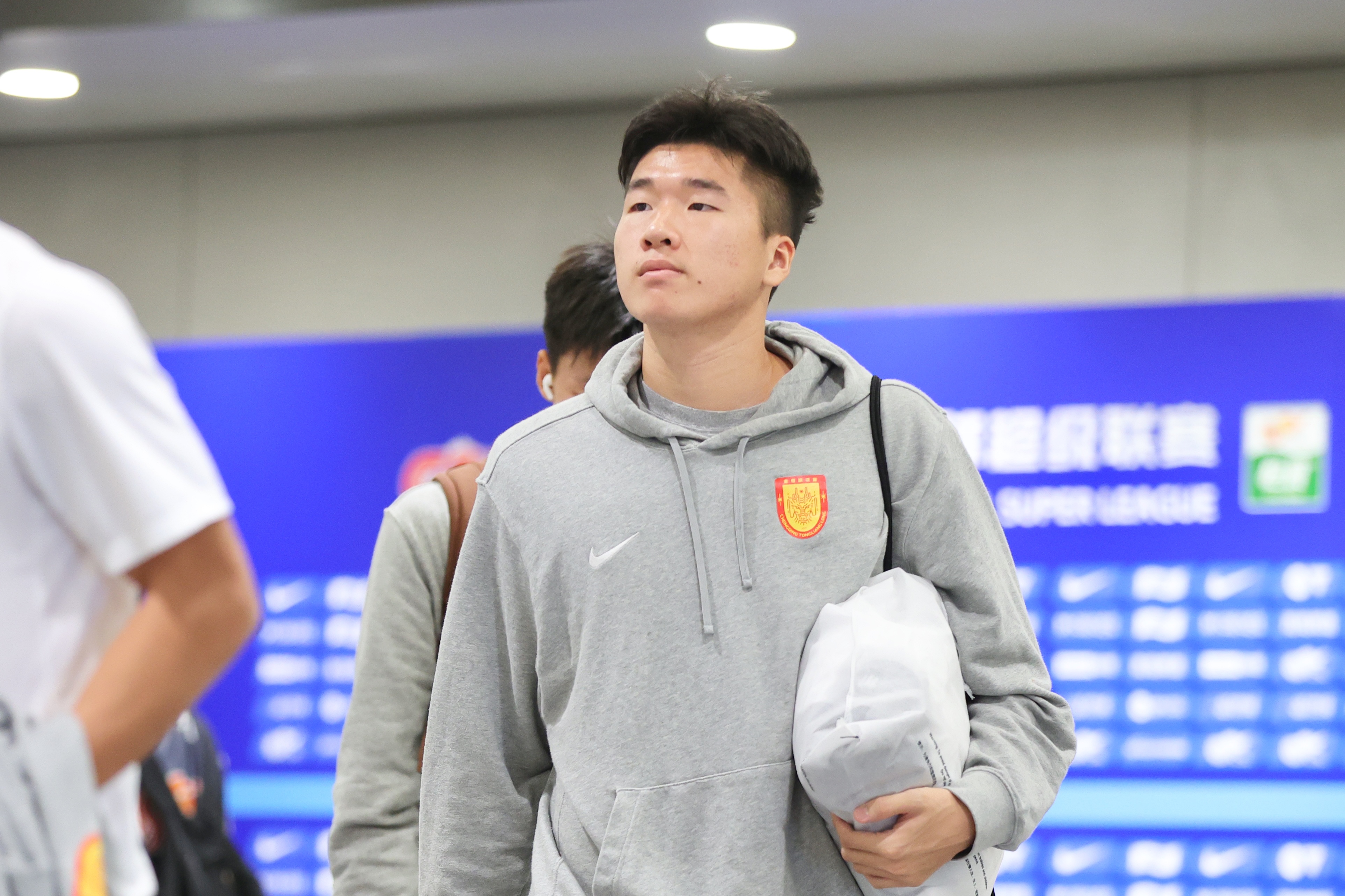 岳瑞杰12次解围创中超纪录,18岁233天成最年轻后卫