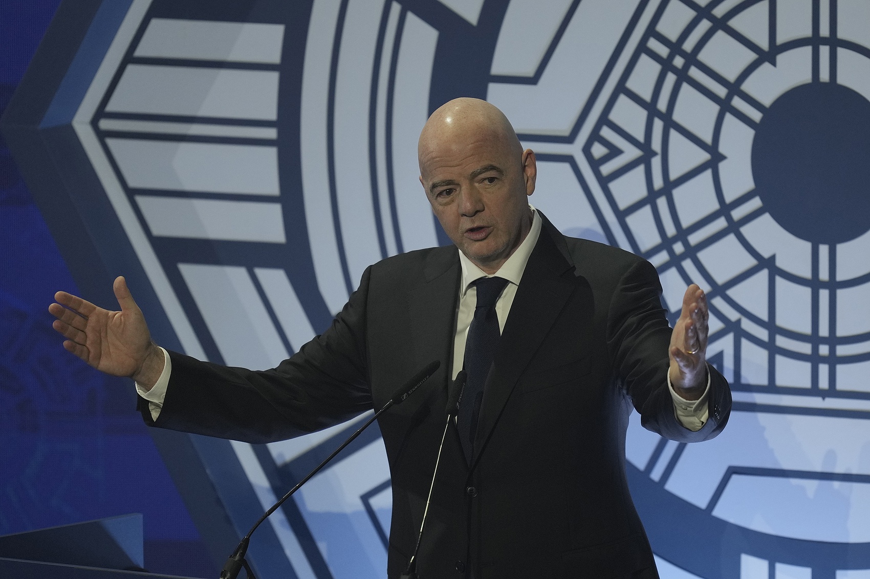 因凡蒂诺下课进入倒计时 英媒称FIFA不需要独裁者 因凡蒂诺下课进入倒计时 英媒称FIFA不需要独裁者