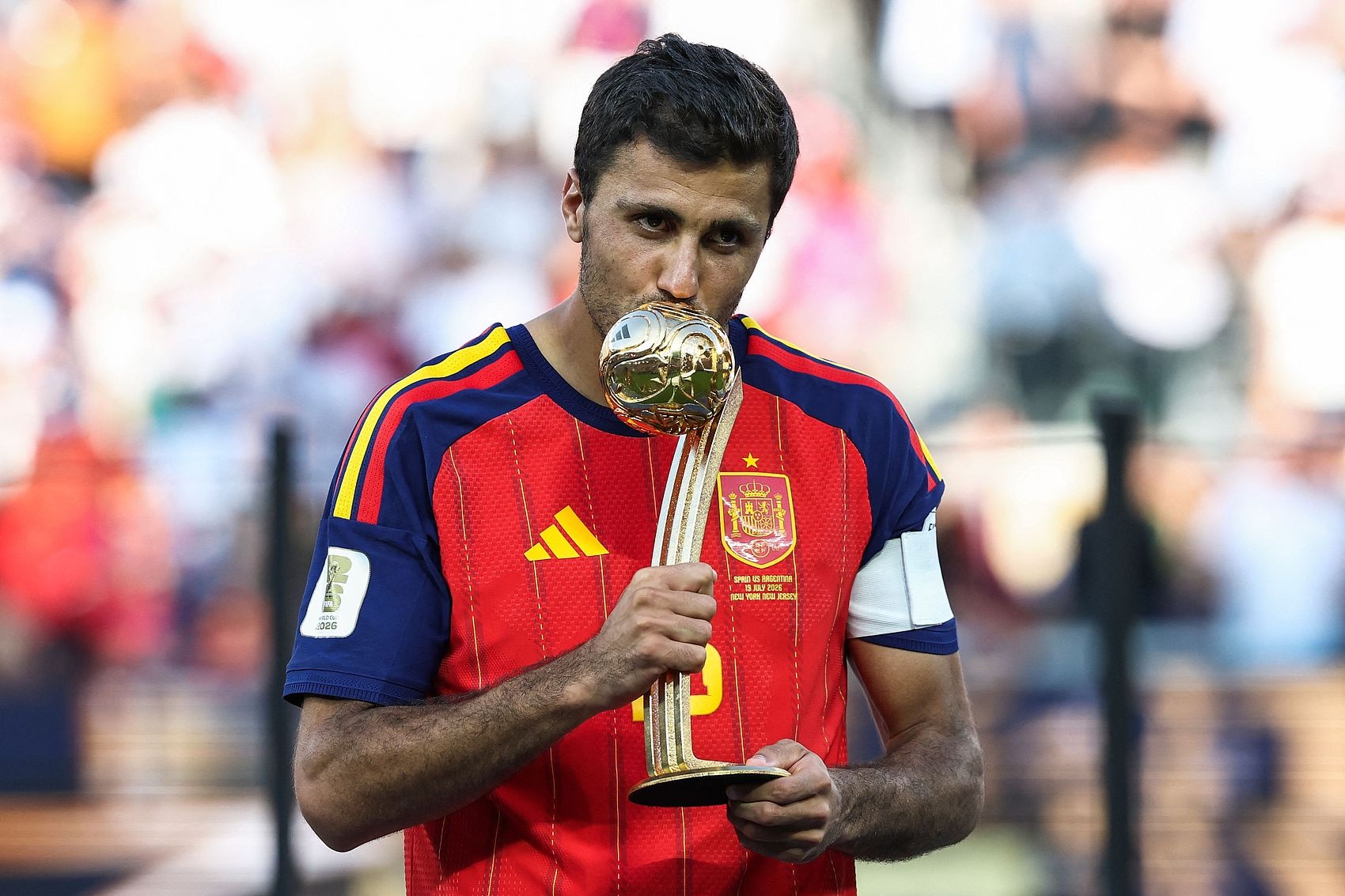 巴萨报价6000万被拒，曼城咬定8000万，罗德里转会陷价格拉锯