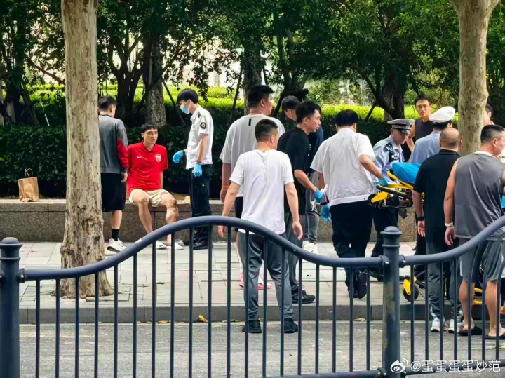 左小腿受伤!博主:海港后卫吾米提江遭遇车祸,今晚中超无法上场 左小腿受伤!博主:海港后卫吾米提江遭遇车祸,今晚中超无法上场