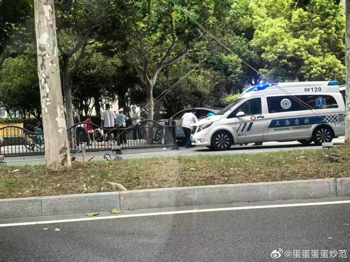 左小腿受伤!博主:海港后卫吾米提江遭遇车祸,今晚中超无法上场 左小腿受伤!博主:海港后卫吾米提江遭遇车祸,今晚中超无法上场