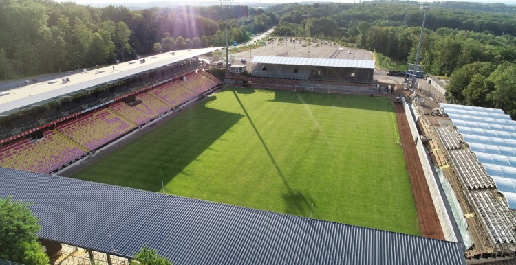 打破转会费上限40万欧! 一万三千人的小镇踢进了德甲 打破转会费上限40万欧! 一万三千人的小镇踢进了德甲