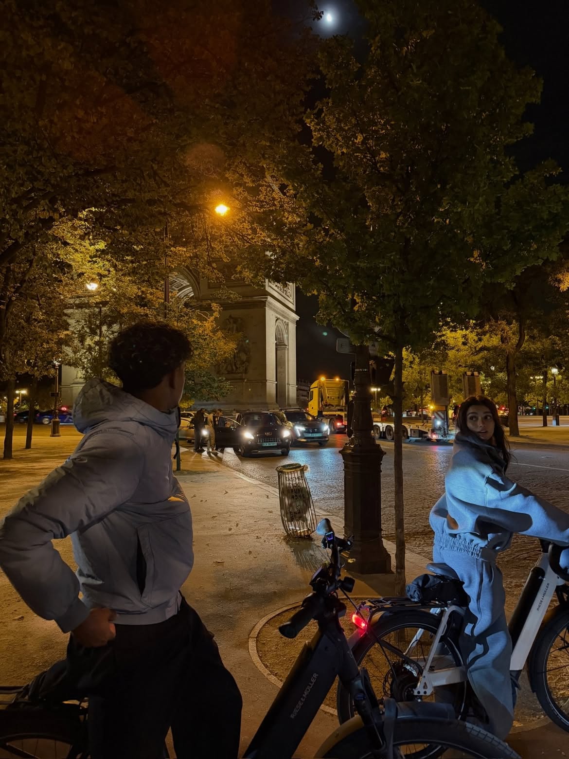 着迷！亚马尔将女友压在沙发上，社媒评论对方：多么绝美的女人…