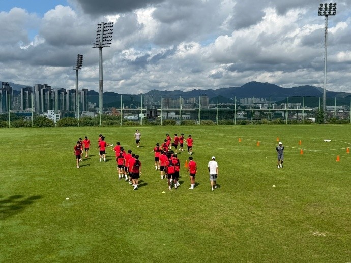 上海海港富盛经开队 昨日结束为期一周的韩国昌原足球基地拉练 上海海港富盛经开队 昨日结束为期一周的韩国昌原足球基地拉练