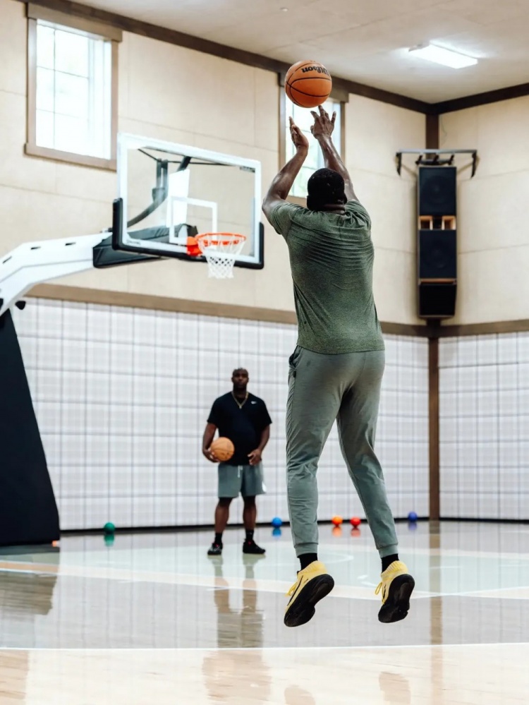 巴特勒晒训练照：回到主场 很快我们就能穿着勇士球衣相见了